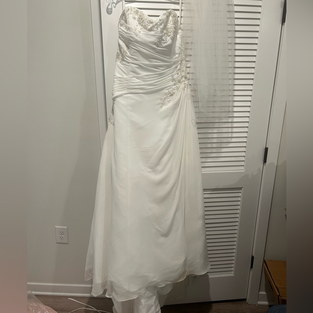 Imperial Wedding Gown. Size 16 w/Veil. Worn Once and Garment Bag Included.